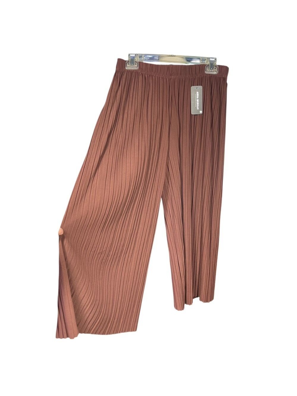 Anna Morgan Pleated Capris - Picture 2 of 3